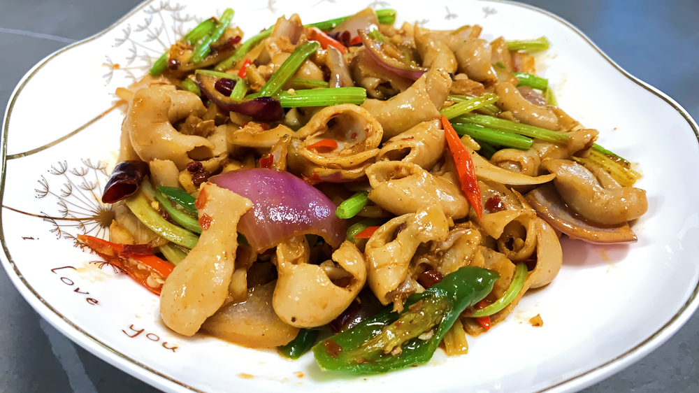 教你"爆炒肥肠"的正宗做法,出锅香脆不老无腥味,好吃又下饭