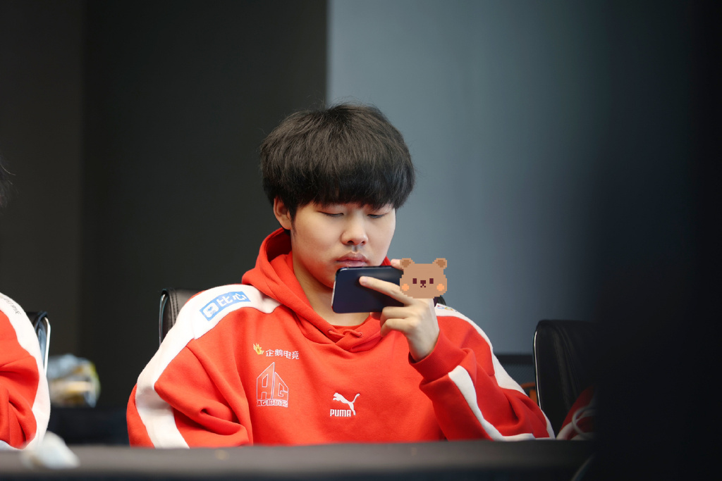 如今到了ag逆风局队友的发育都没受到影响,初晨只需要保持好自己刷