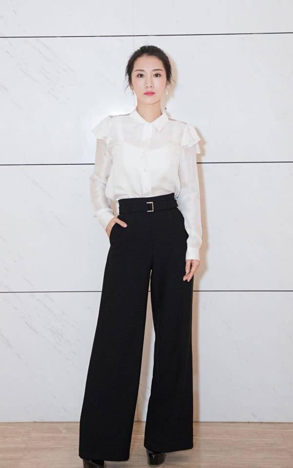 李念美到了国外牛仔连体裤配暗黑系唇色又美又飒酷呆了