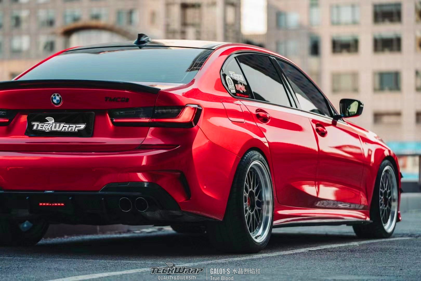 行走态度,博主的车贴膜是水晶烈焰红改色膜