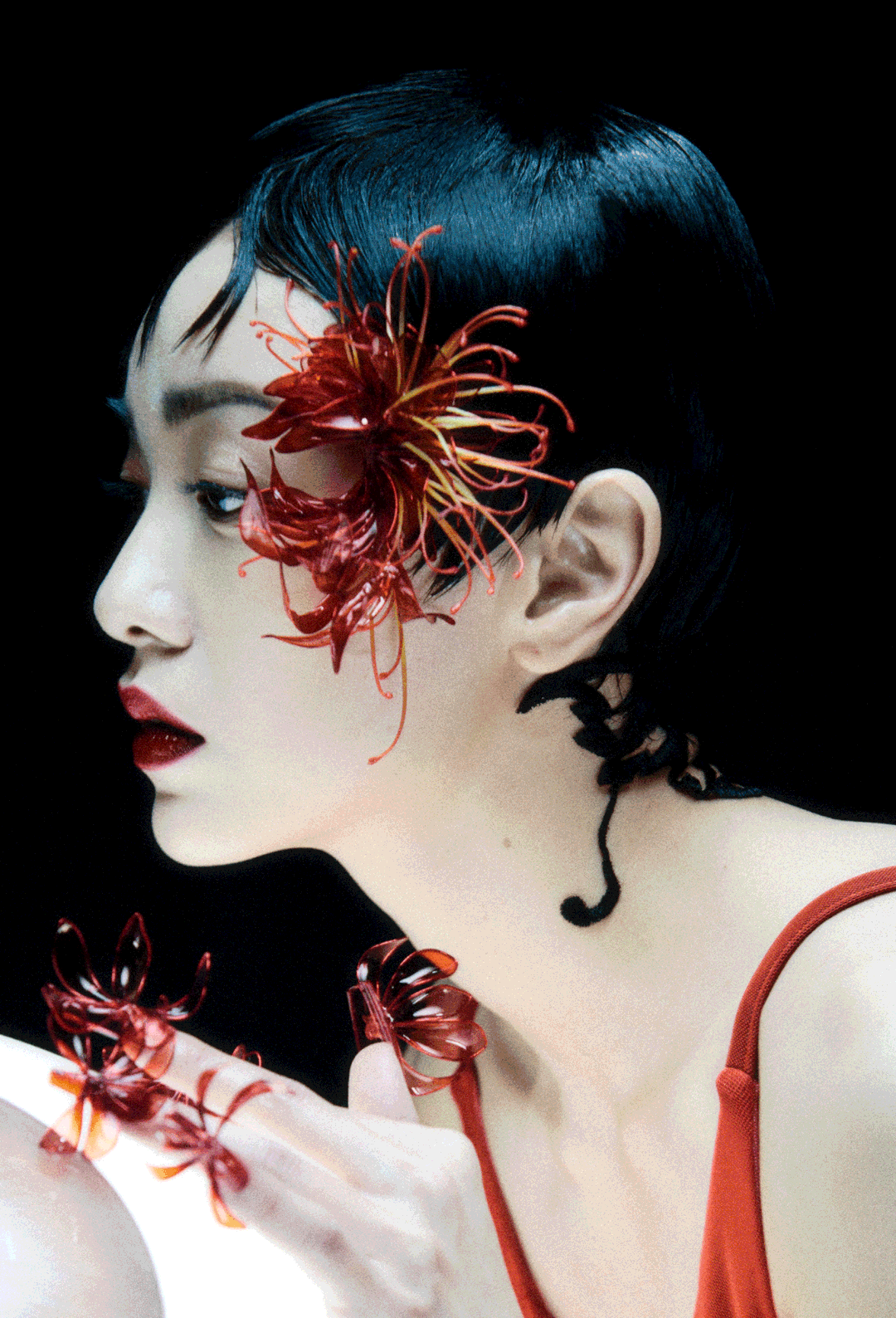 郭采洁新专首支单曲《nakuna》上线:不要哭,悲伤时就说出奇妙的咒语