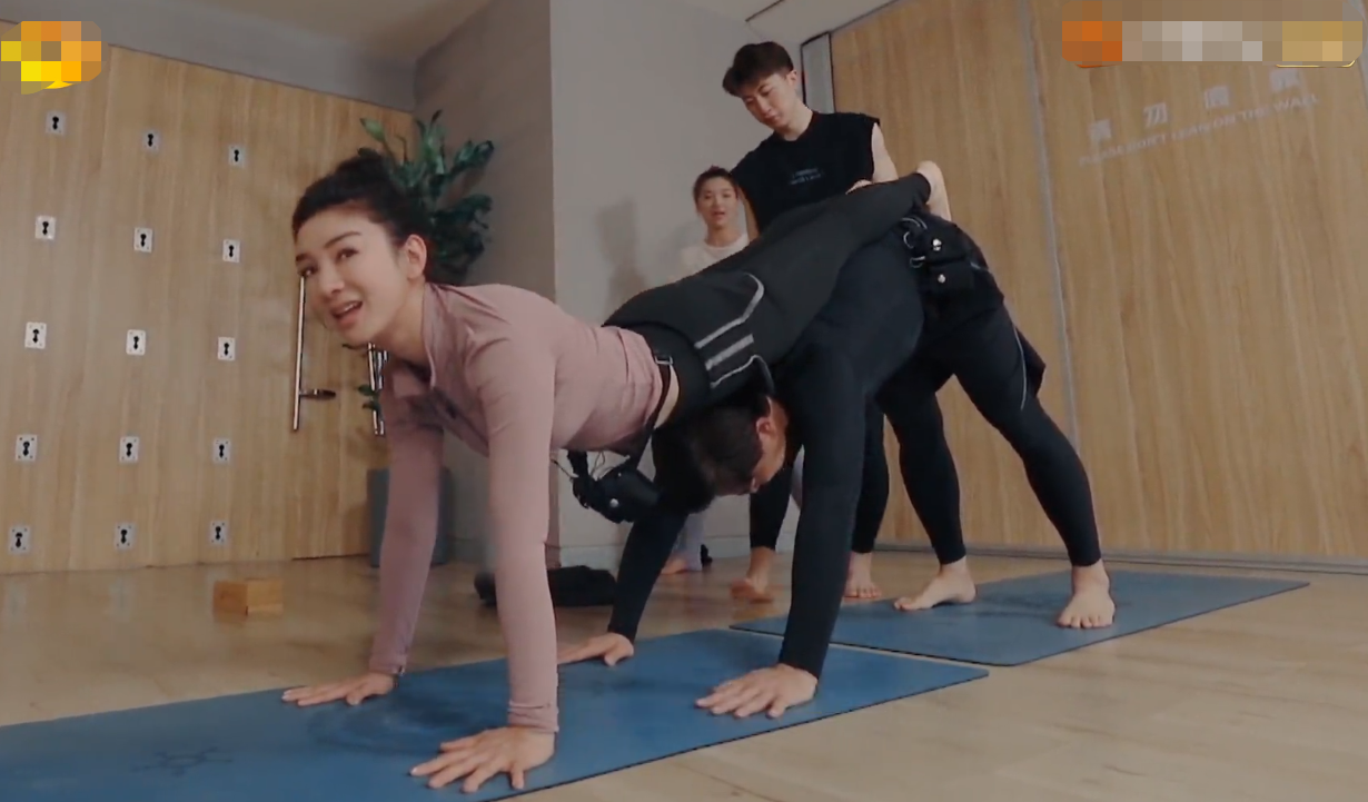 看了黄奕和崔伟的恋爱方式,我突然明白了她为什么总吸引渣男了