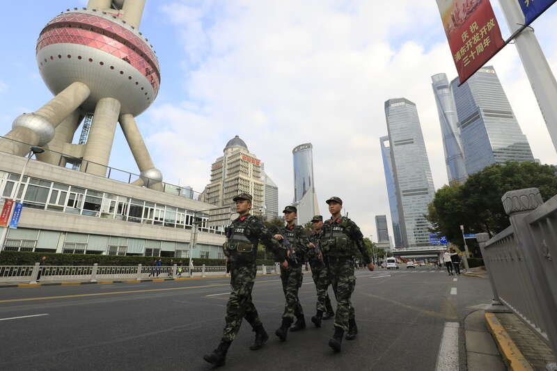 武警上海总队执勤二支队官兵担负陆家嘴巡逻任务.