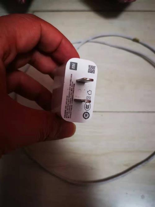 小米手机充电时爆炸引燃窗帘和地板，济南市民索赔9万元要求未获同意