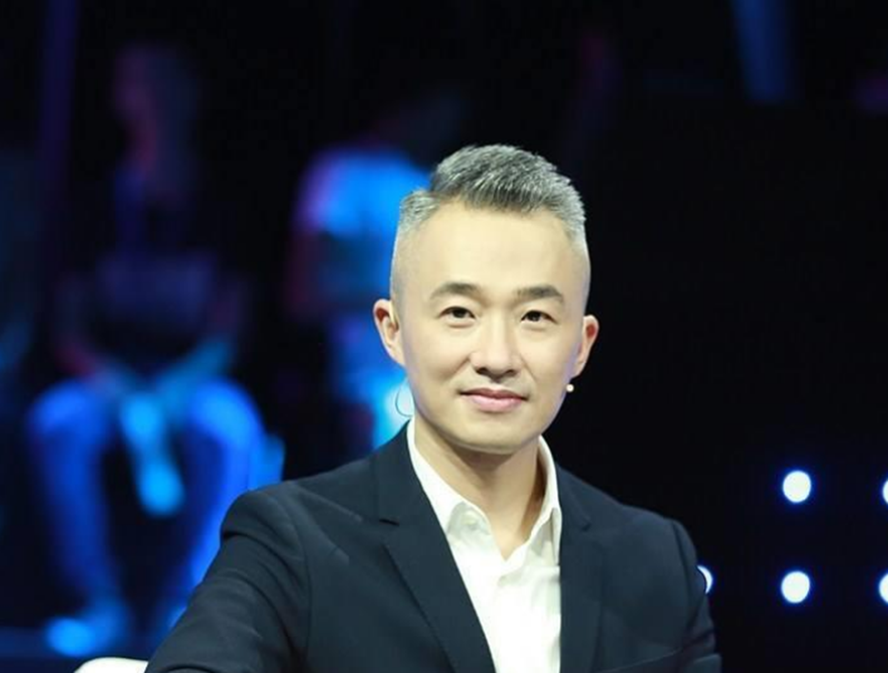 央视主持人王萌萌24岁嫁42岁程雷丈夫患病后她仍不离不弃