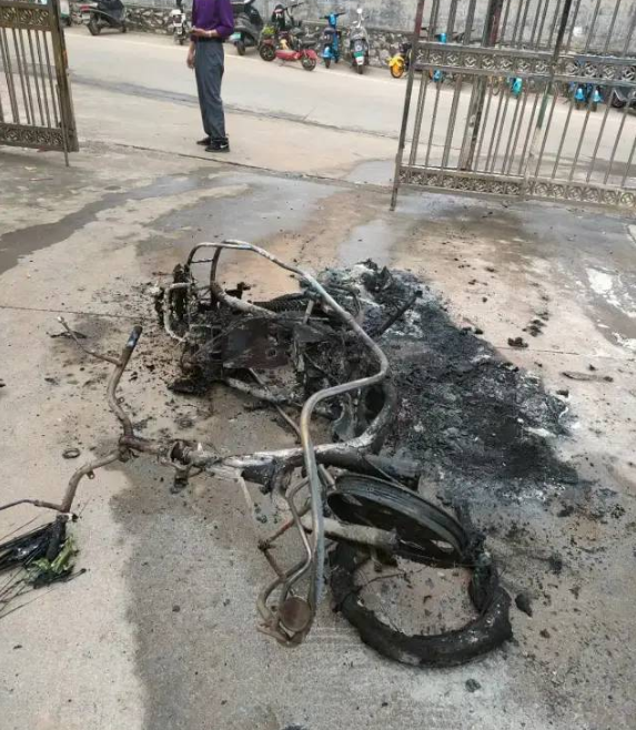 北流一电动车骑行中突然起火!瞬时烧成骨架!