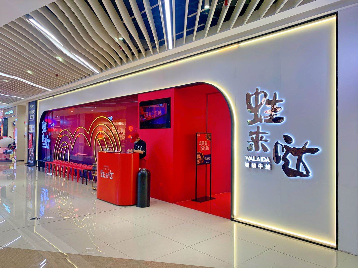 由原先的单一复合型转变成区别的单品类,加盟火锅店看起来比较容易