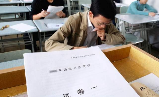 说到司法考试难的原因主要还是因为考生的通过率比较低,平均下来每年