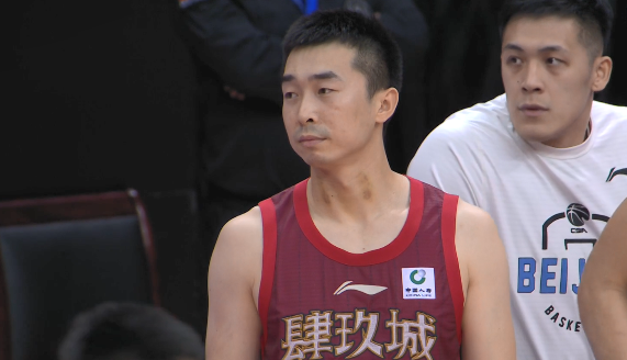 热议王骁辉危险犯规伤人动作被驱逐不冤名嘴禁赛3场起步