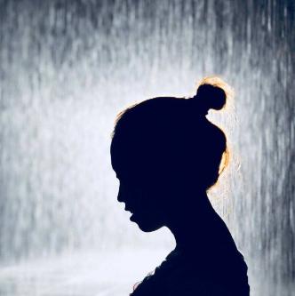 郑先生,一个40多岁的中年男人,上一秒对着镜头还是拼命隐忍,下一秒就