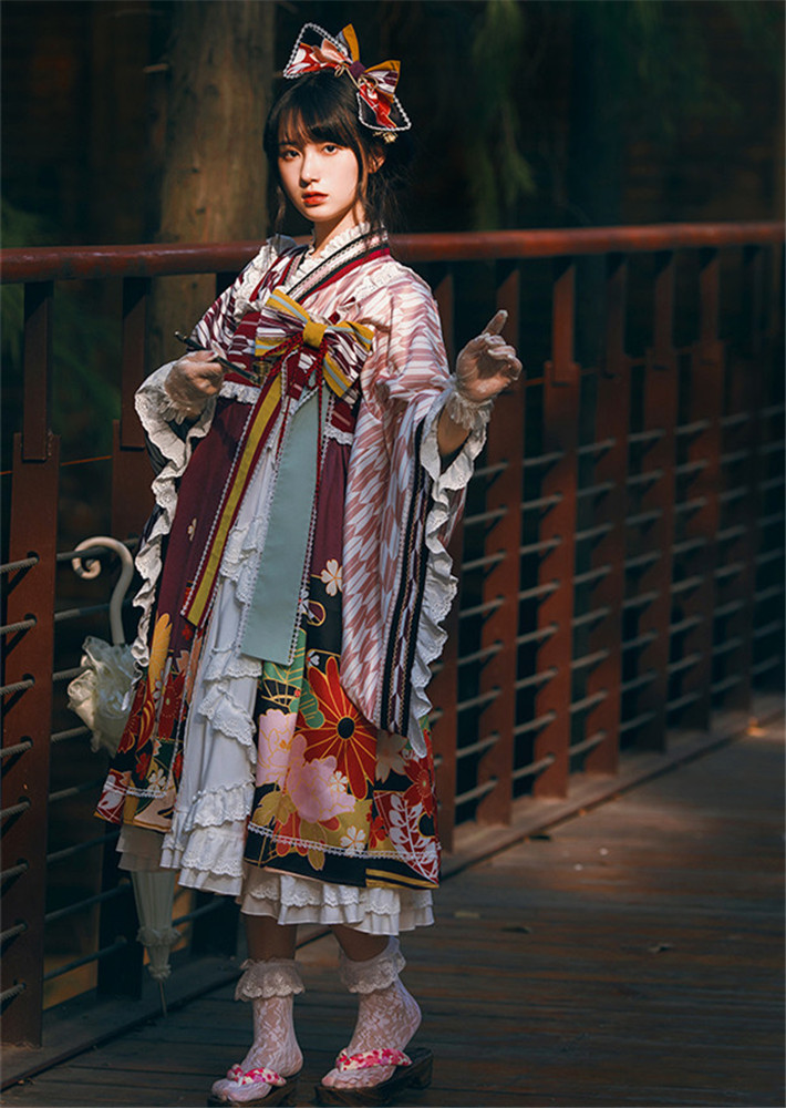 和风的洛丽塔结合了日本和服的文化,裙子上不仅会采用大面积的彩色图