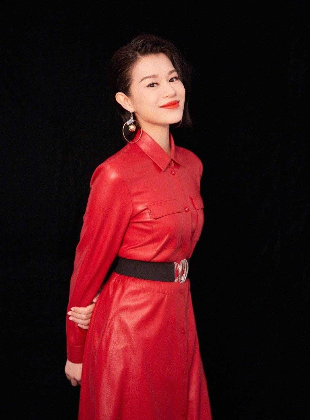 胡杏儿挺3胎上央视跨年晚会,一袭大红色皮裙配腰带,不见孕肚