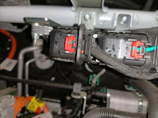 广汽埃安AION Y前机舱漏水问题无法彻底解决，厂家和4S店相互“踢皮球”