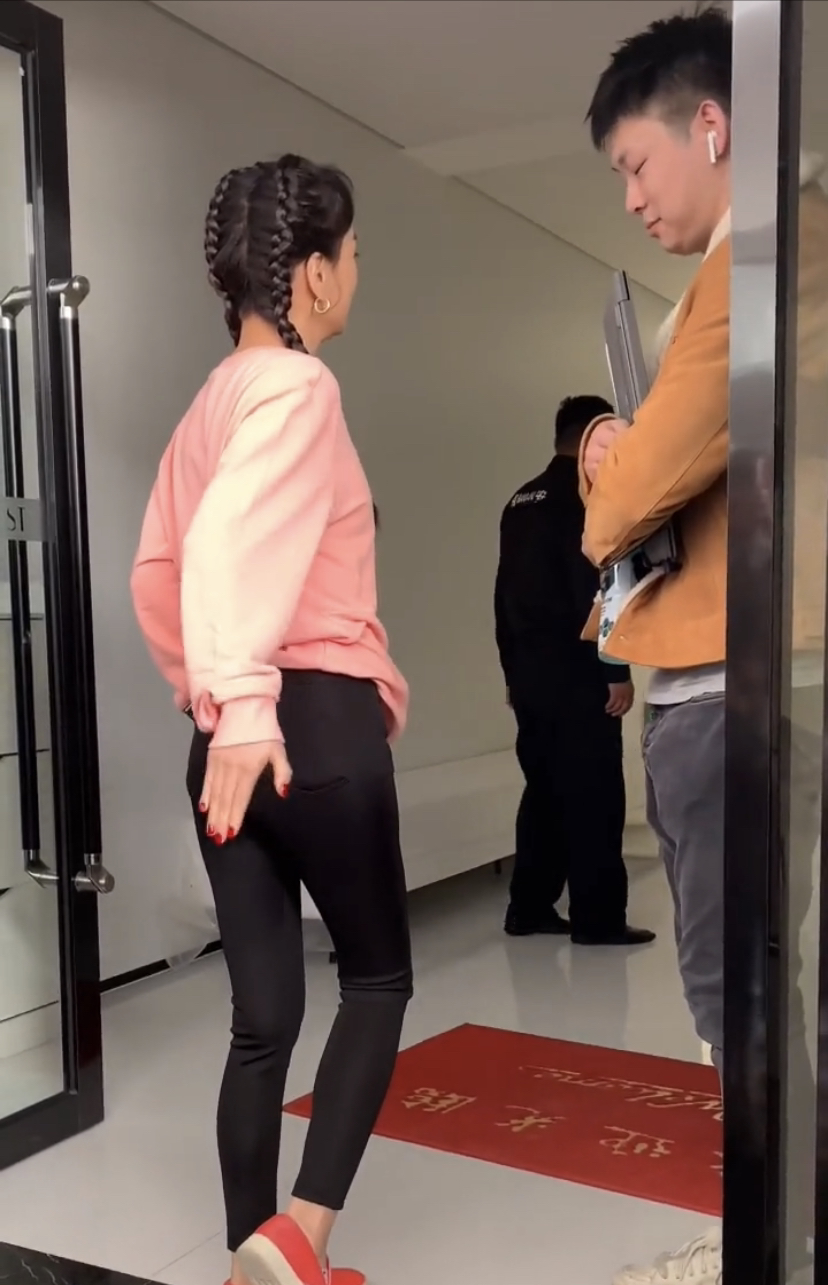 50岁张庭有多自律?23年不沾米,体重82斤,当众自夸:小蜜臀