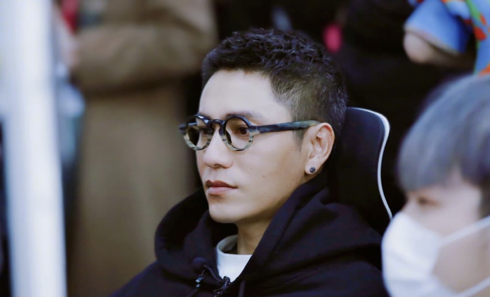 陈坤寸头现身干练帅气 不知道"扫楼"的意思误以为要扫地