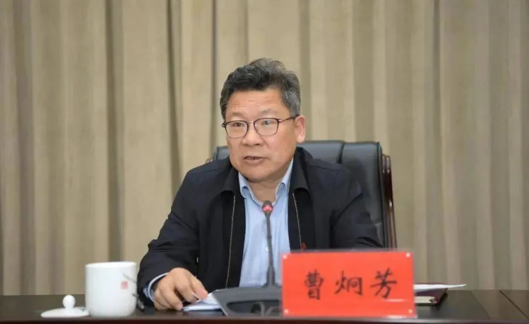 公开资料显示,曹炯芳生于1964年,湖南澧县人.