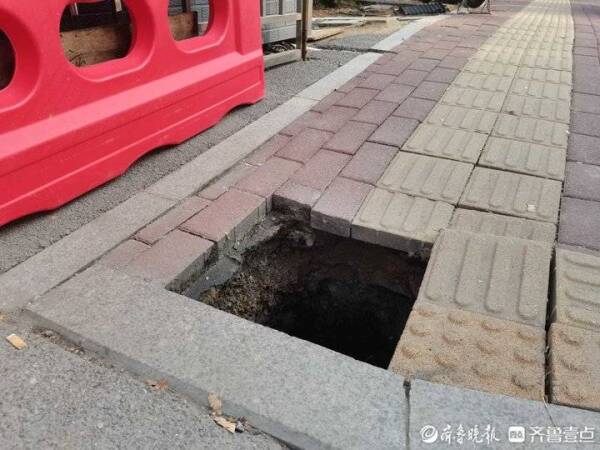 济南高新区一人行道突然坍塌现直径40厘米深坑，24小时后仍未得到维修