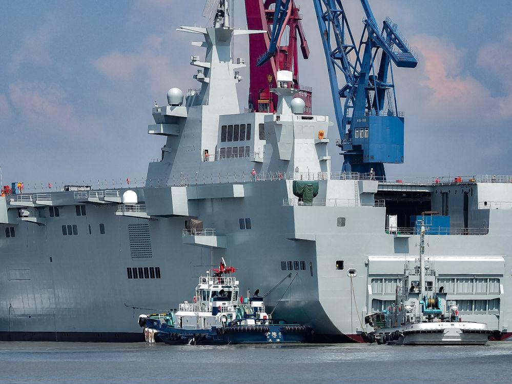 075型两栖攻击舰首舰目前还停泊在中国海南三亚海军基地