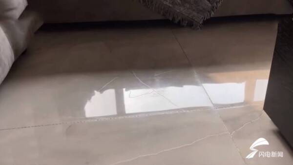 潍坊市民使用东鹏瓷砖发现“脏痕”，怀疑存在质量瑕疵