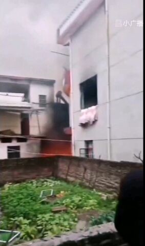 江西吉安一飞机坠毁砸中民房致5死 村民：房屋主人早上刚离家躲过一劫