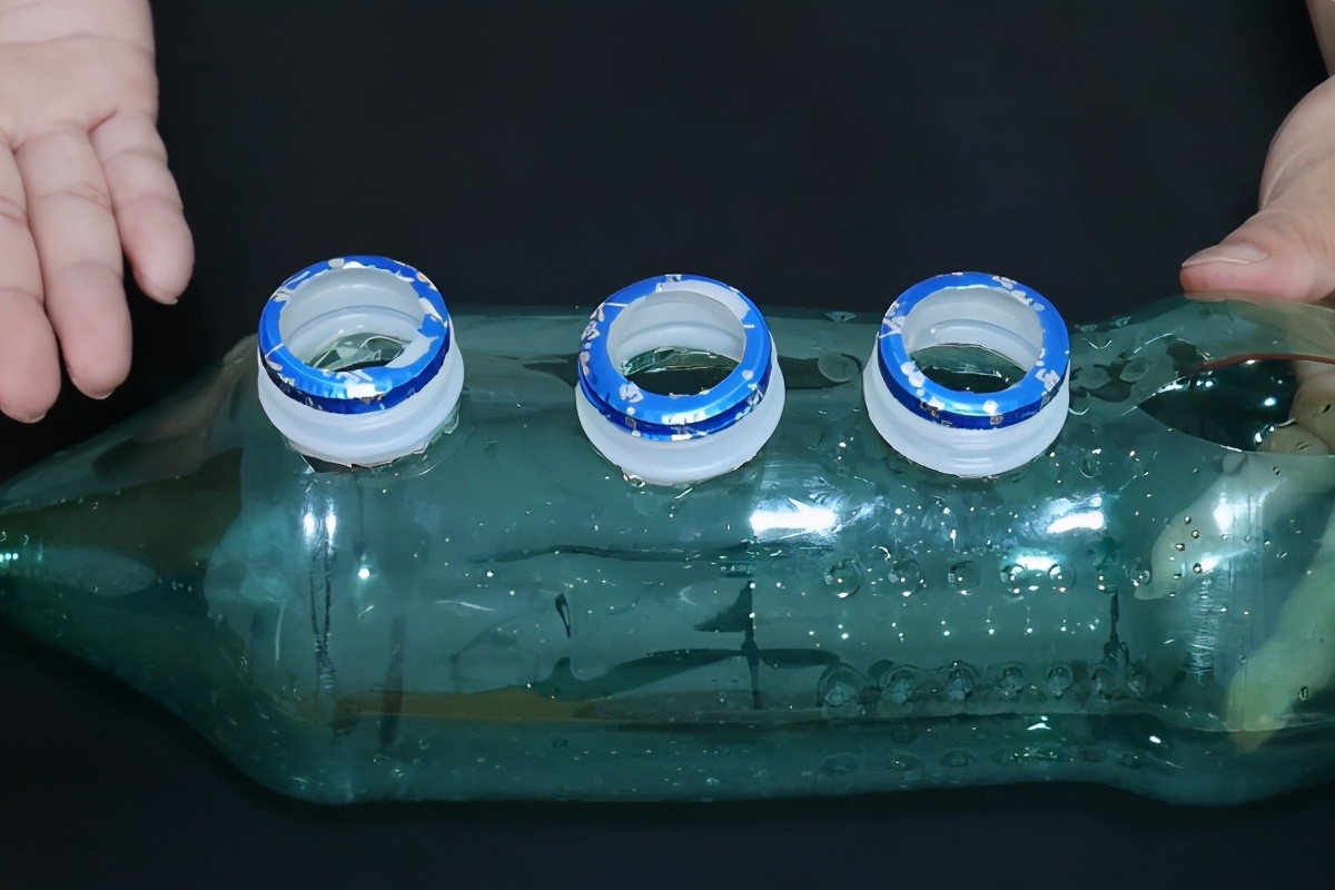 大号塑料瓶不要扔,中间切4个圆圈,放在卫生间,全家人都抢着用