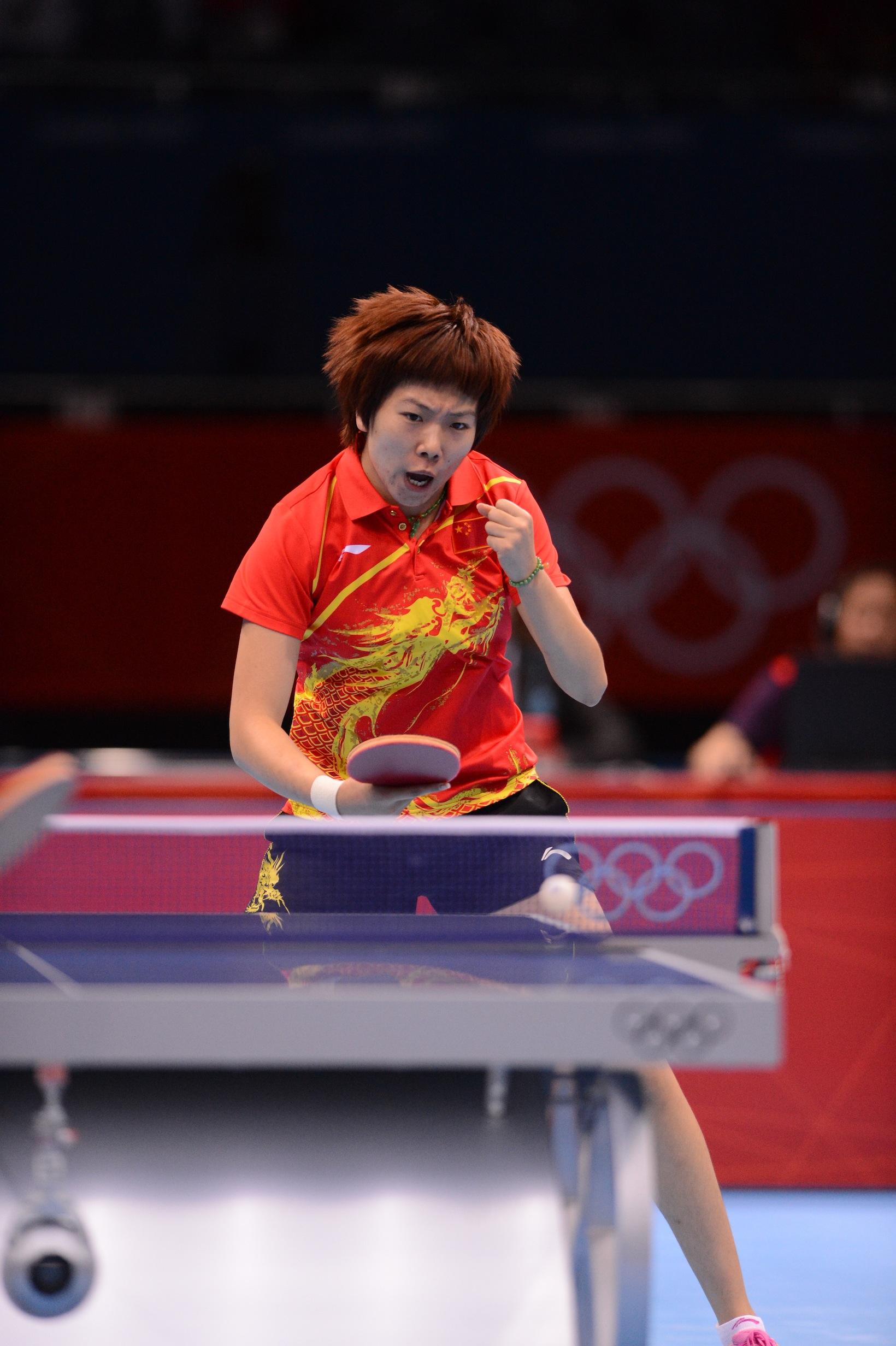 很多球迷据此怀疑李晓霞在里约奥运会的女单决赛中,被迫让球给了丁宁.