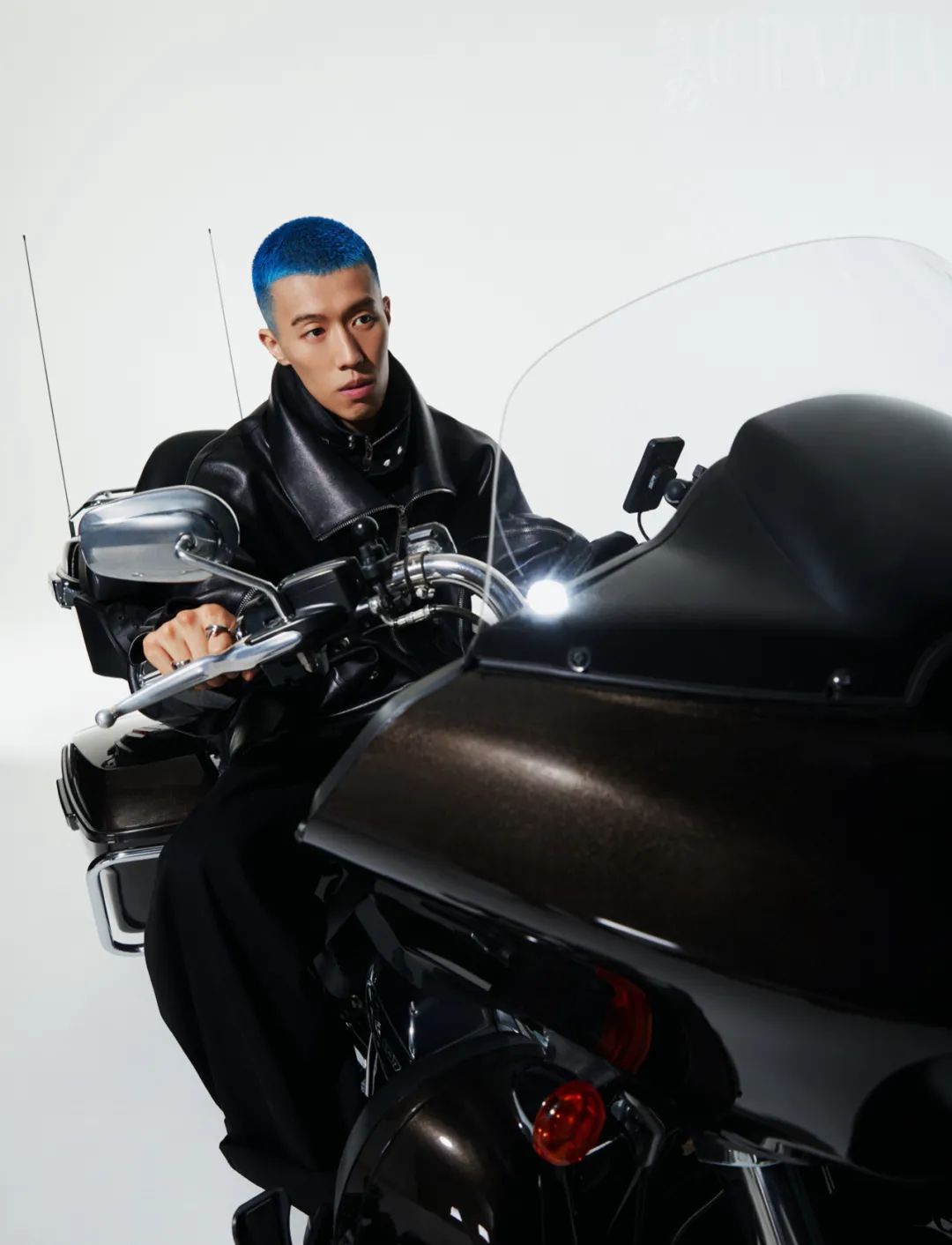 周游登《红秀grazia》三月刊 蓝色寸头演绎波普风创意大片