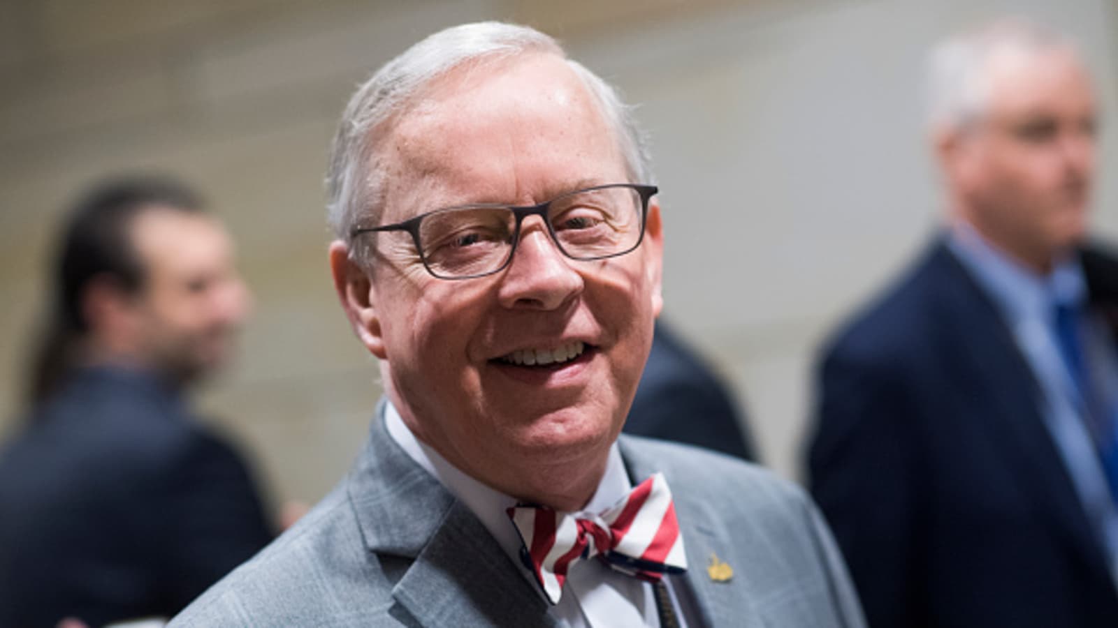 美国最高级别政客,死于新冠!许多同僚否认疫情,这下子哑巴了