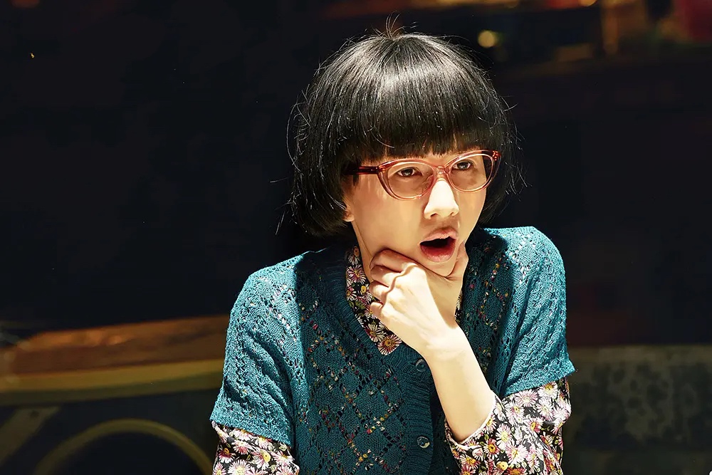 出演了吴君如导演的喜剧惊悚片《妖铃铃》,在电影中扮演了李菊花一角