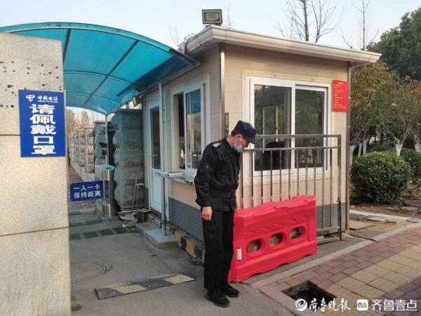 济南高新区一人行道突然坍塌现直径40厘米深坑，24小时后仍未得到维修