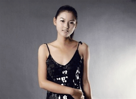 谁记得巴啦啦颜值担当的"静怡"吗?如今穿上黑色吊带,太美了!