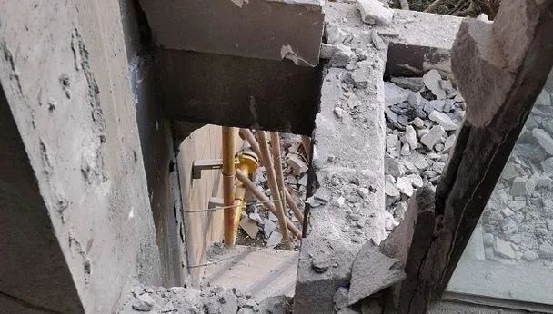 有业主爆料称,除此次爆炸事件外,该小区的电梯存在很严重的问题,交付