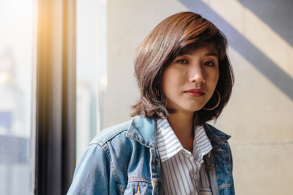 《少帅》曝柳岩紧身旗袍剧照_柳岩被曝与神秘男出游_柳岩自曝三年没有谈恋爱