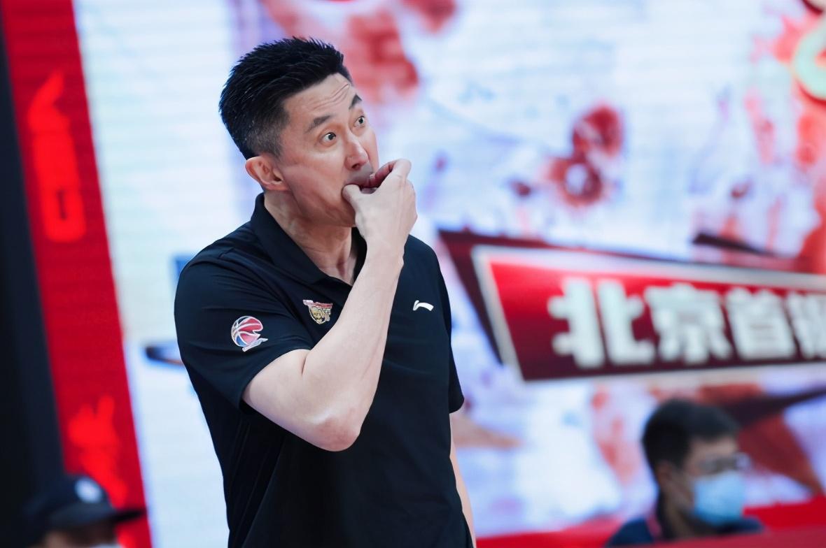 王骁辉不服判罚冷笑 爆粗口,杜锋战略轻取洋帅,内线双枪成败笔