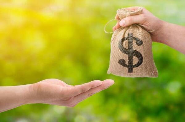 悲痛！打工攒钱留学女孩去世，父母拒绝参加葬礼不要骨灰