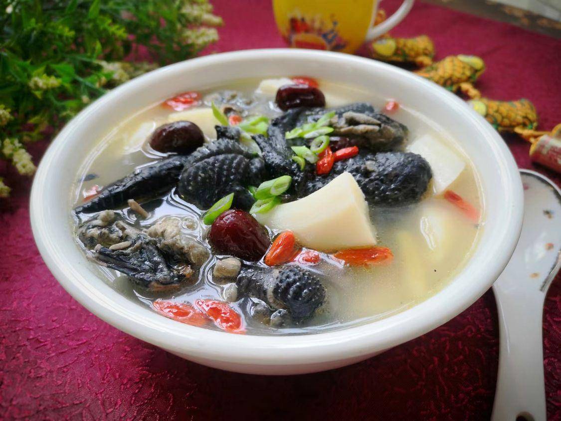 【山药乌鸡汤】食材:乌鸡,山药,大葱,枸杞,红枣,生姜,盐,料酒.