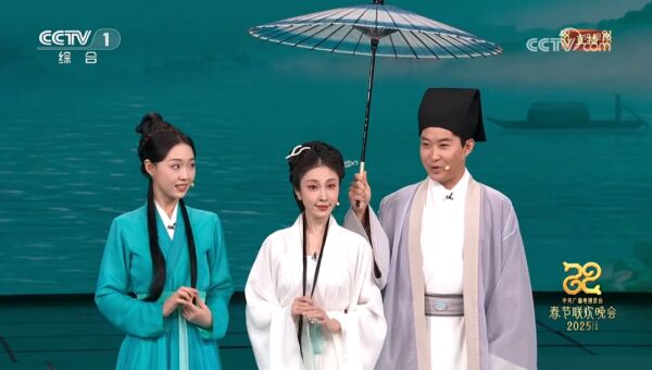 蛇年春晚小品《借伞》：赵雅芝叶童执伞合唱《前世今生》，梦回新白娘子传奇