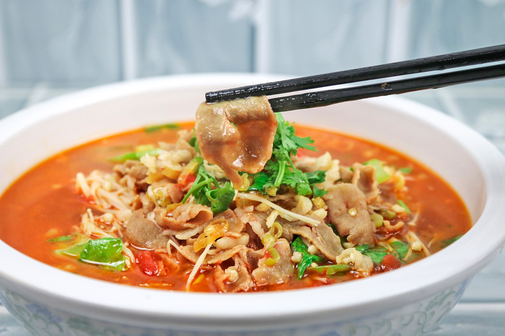 饮料和冰激凌,寒气就特别容易进入人的身体,这时候吃点羊肉能够驱寒