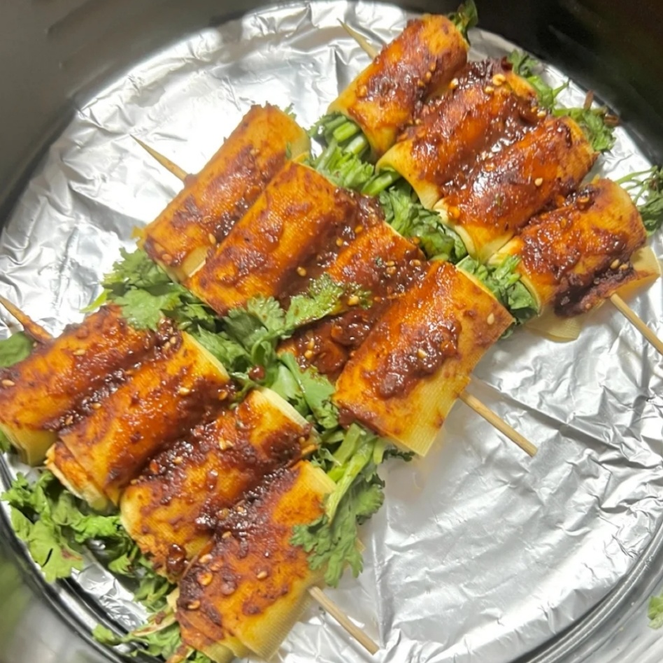 【食材】香菜,豆皮,生抽,蚝油,辣椒粉,孜然粉【做法】香菜洗净,豆皮