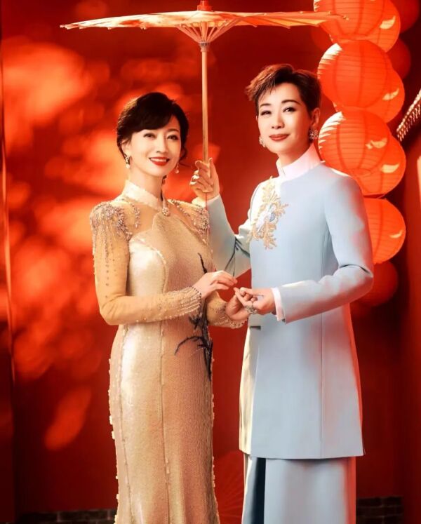 蛇年春晚小品《借伞》：赵雅芝叶童执伞合唱《前世今生》，梦回新白娘子传奇