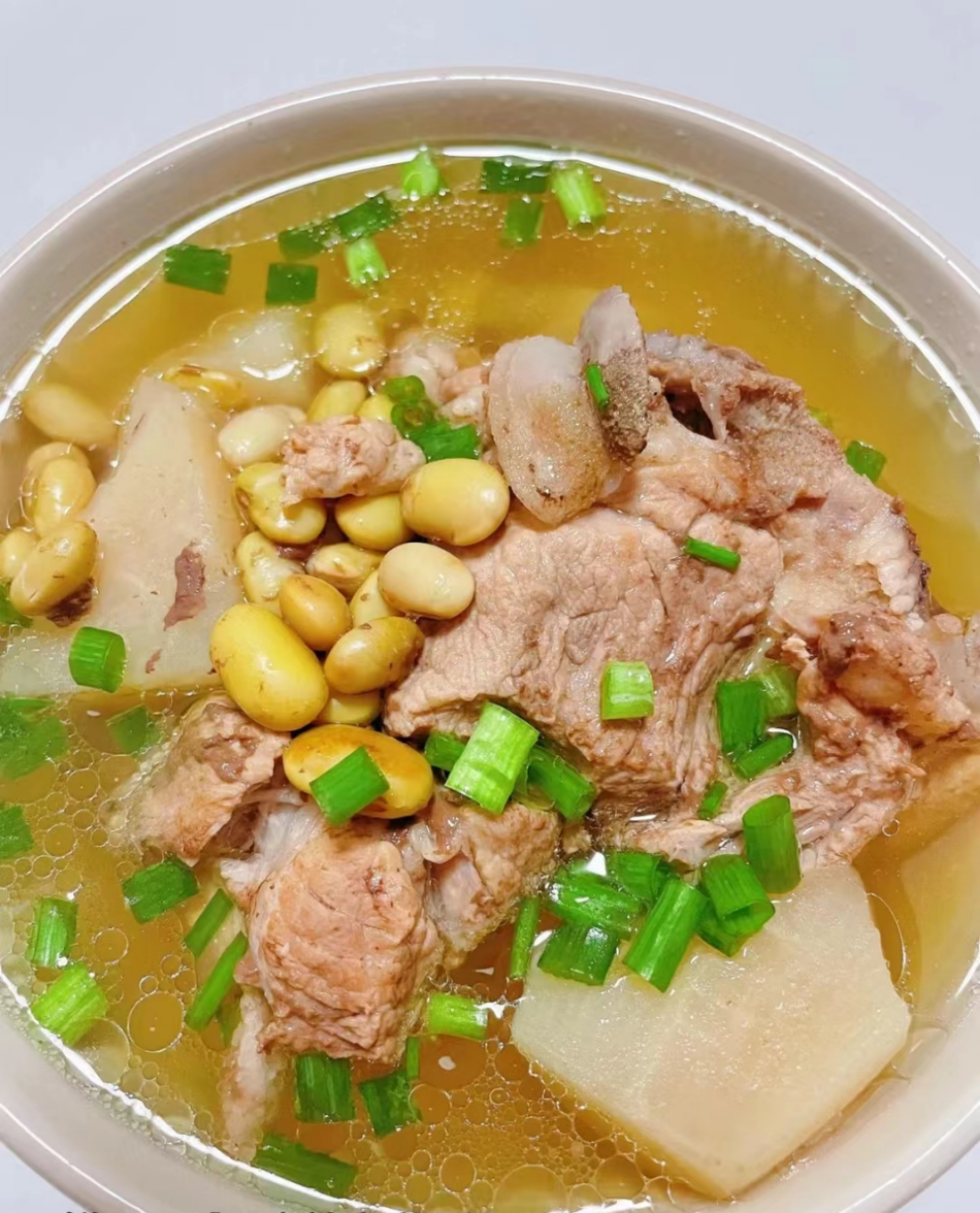 第七步:关火,出锅,这道萝卜黄豆炖筒子骨汤就做好了,为身体提供营养