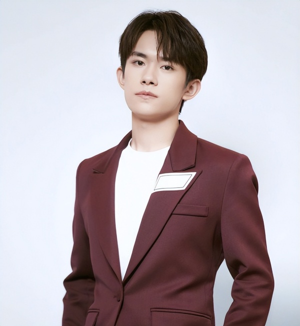 易烊千玺“免笔试”入编并中考违规？粉丝后援会：并无违规行为，请尊重事实