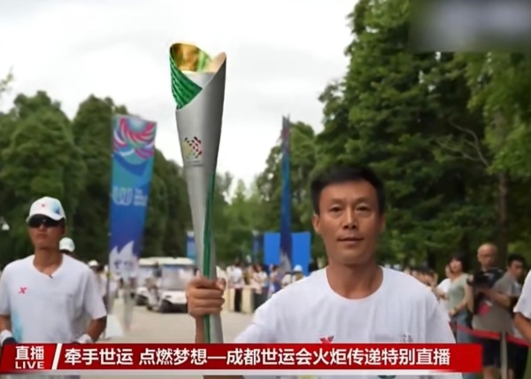 王朗巡护员罗春平、文化博主李子柒担任成都世运会火炬手