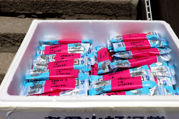 大暑天：老君山景区在千米悬崖栈道为游客放置免费冰糕降温消暑