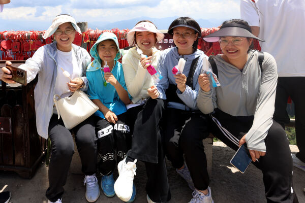 大暑天：老君山景区在千米悬崖栈道为游客放置免费冰糕降温消暑