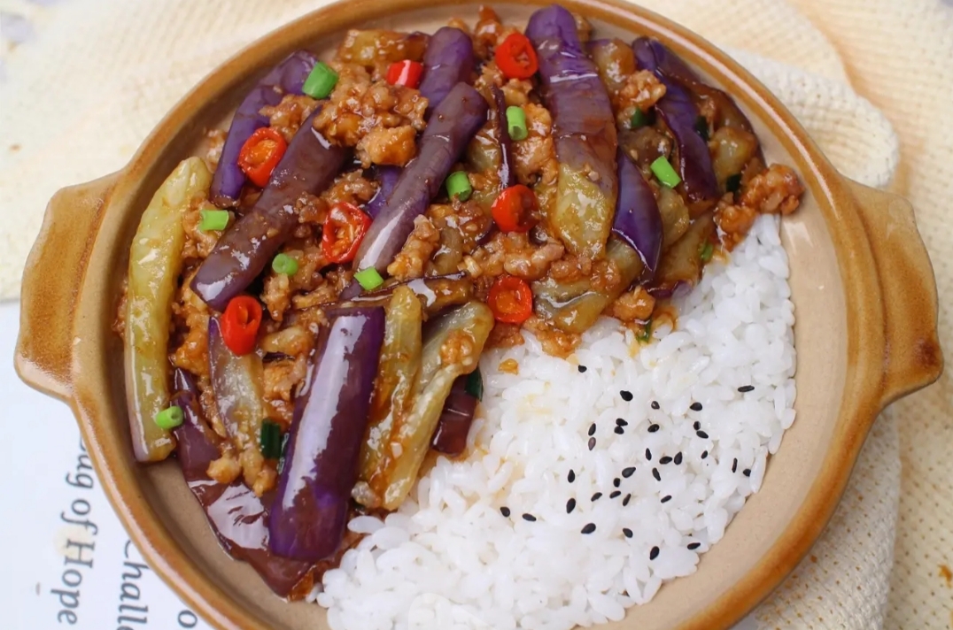 第一道:肉末茄子盖浇饭天气炎热,不管是大人还是孩子,到饭点都是没有