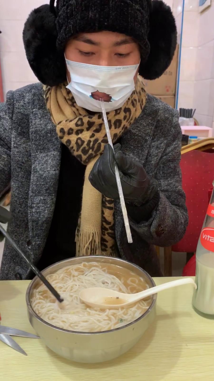 这大冬天的吃饭都怕嘴巴冷,是时候来一波正确的操作了