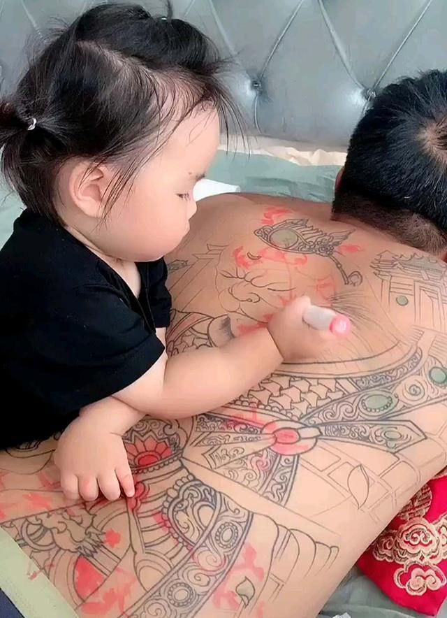 Daughter coloring father“s tattoo, social people instantly become “small  and fresh“, netizens: wash and wash can be used | DayDayNews